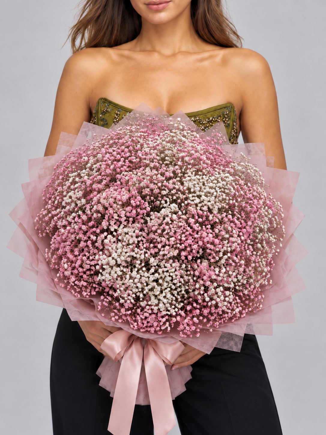 Bouquet ISABELLA de gypsophile rose, vue de face portée