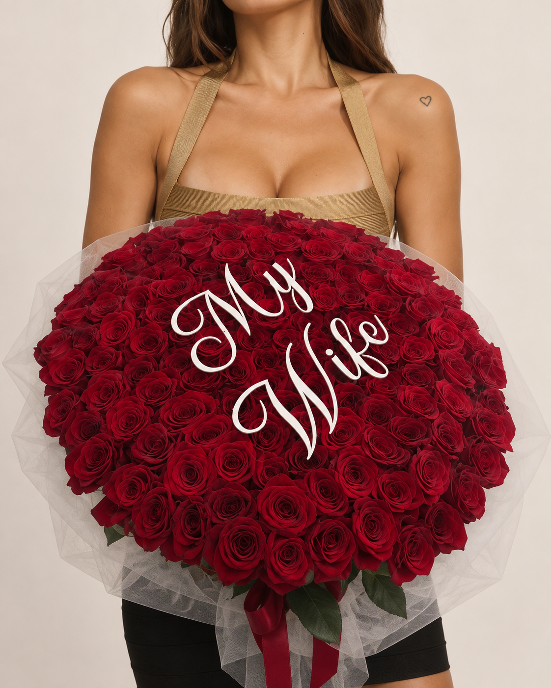 JANNA, bouquet de roses rouges fraîches avec message sur le tulle, tenu à la main