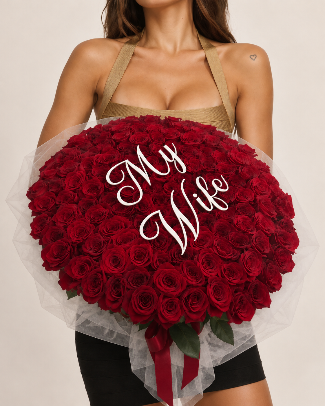 Bouquet JANNA de roses rouges fraîches et tulle personnalisé, vue de face portée