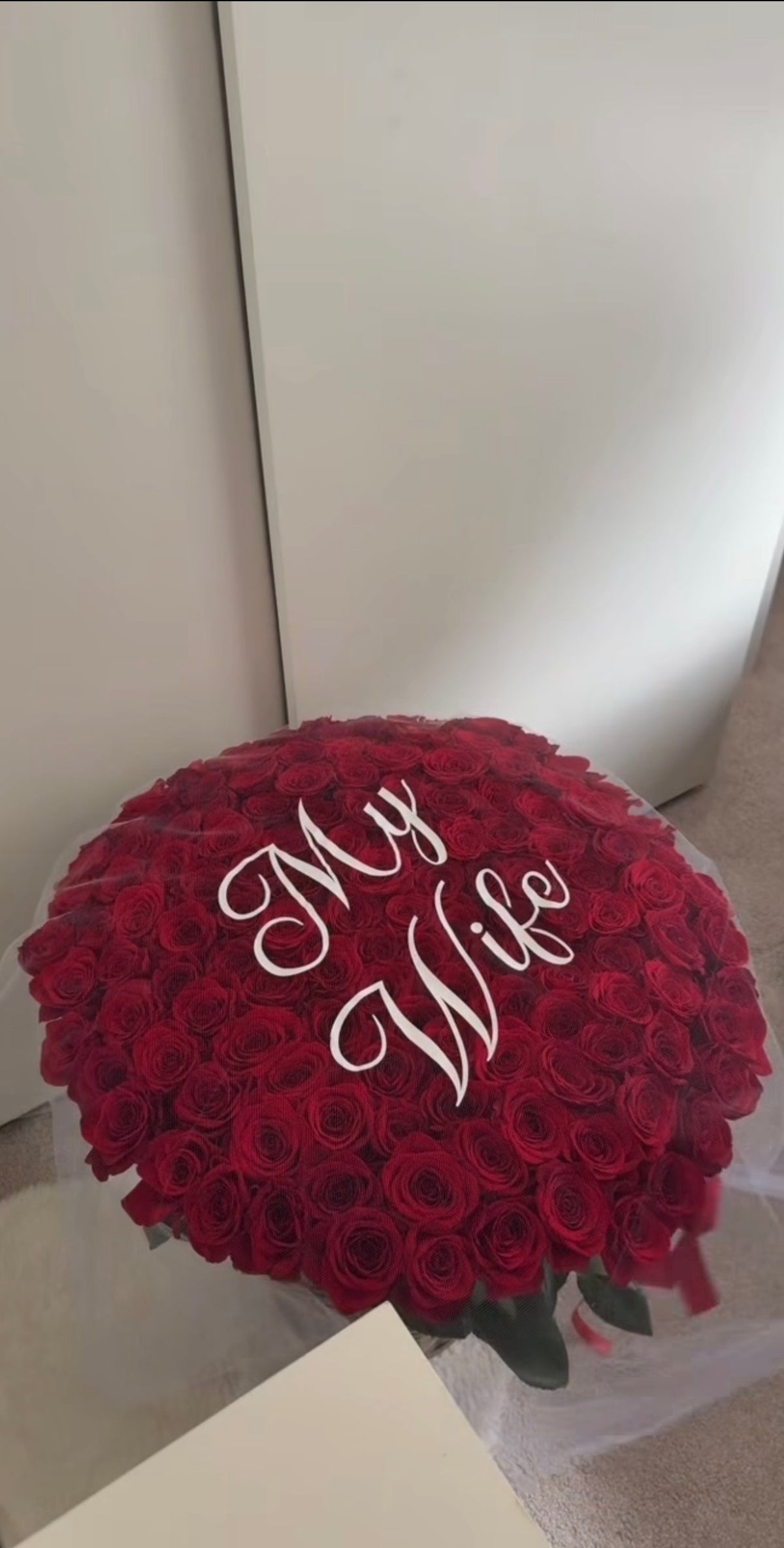 Bouquet JANNA de roses rouges fraîches avec message sur le tulle, photo réelle