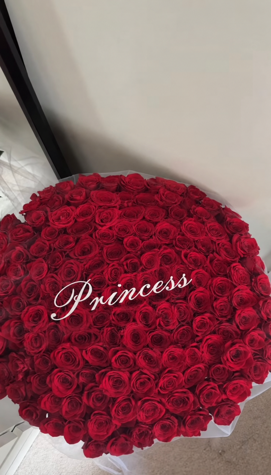 Bouquet JANNA de roses rouges fraîches avec message sur le tulle, vue rapprochée