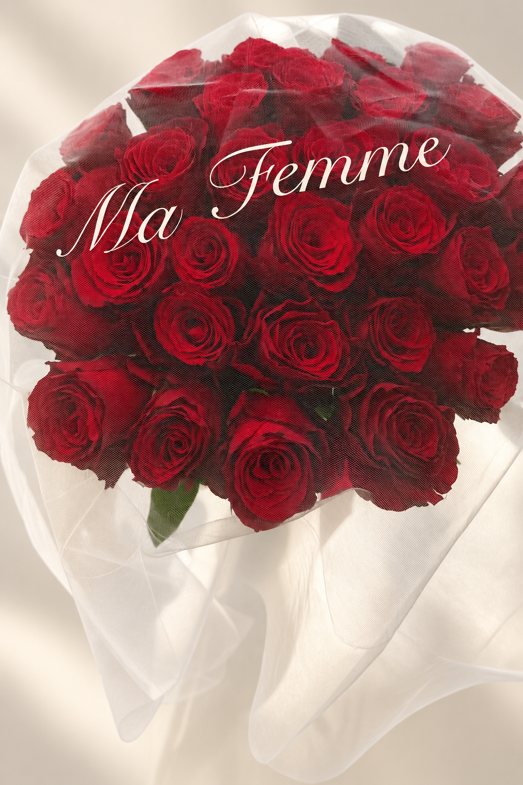 Bouquet JANNA de roses rouges fraîches avec tulle personnalisé