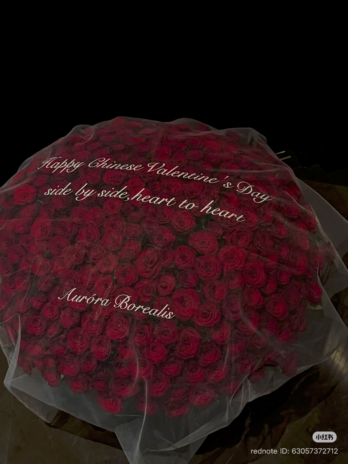 Bouquet JANNA de roses rouges fraîches avec message sur le tulle, autre photo