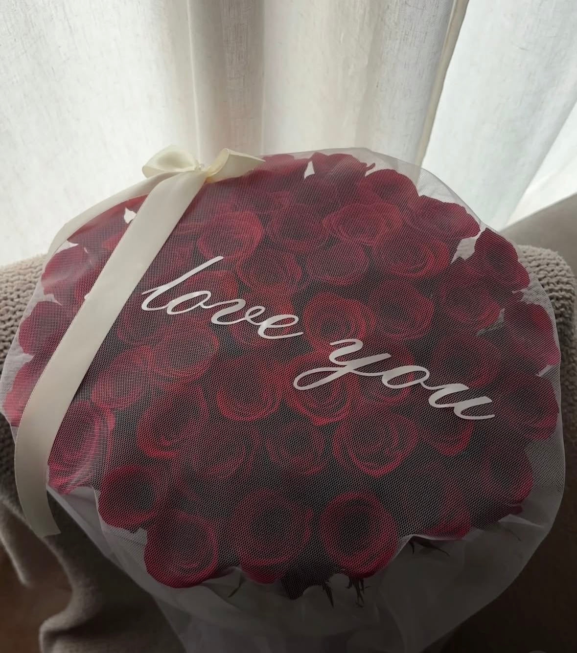 Bouquet JANNA de roses rouges fraîches et tulle personnalisé, vue d'ensemble