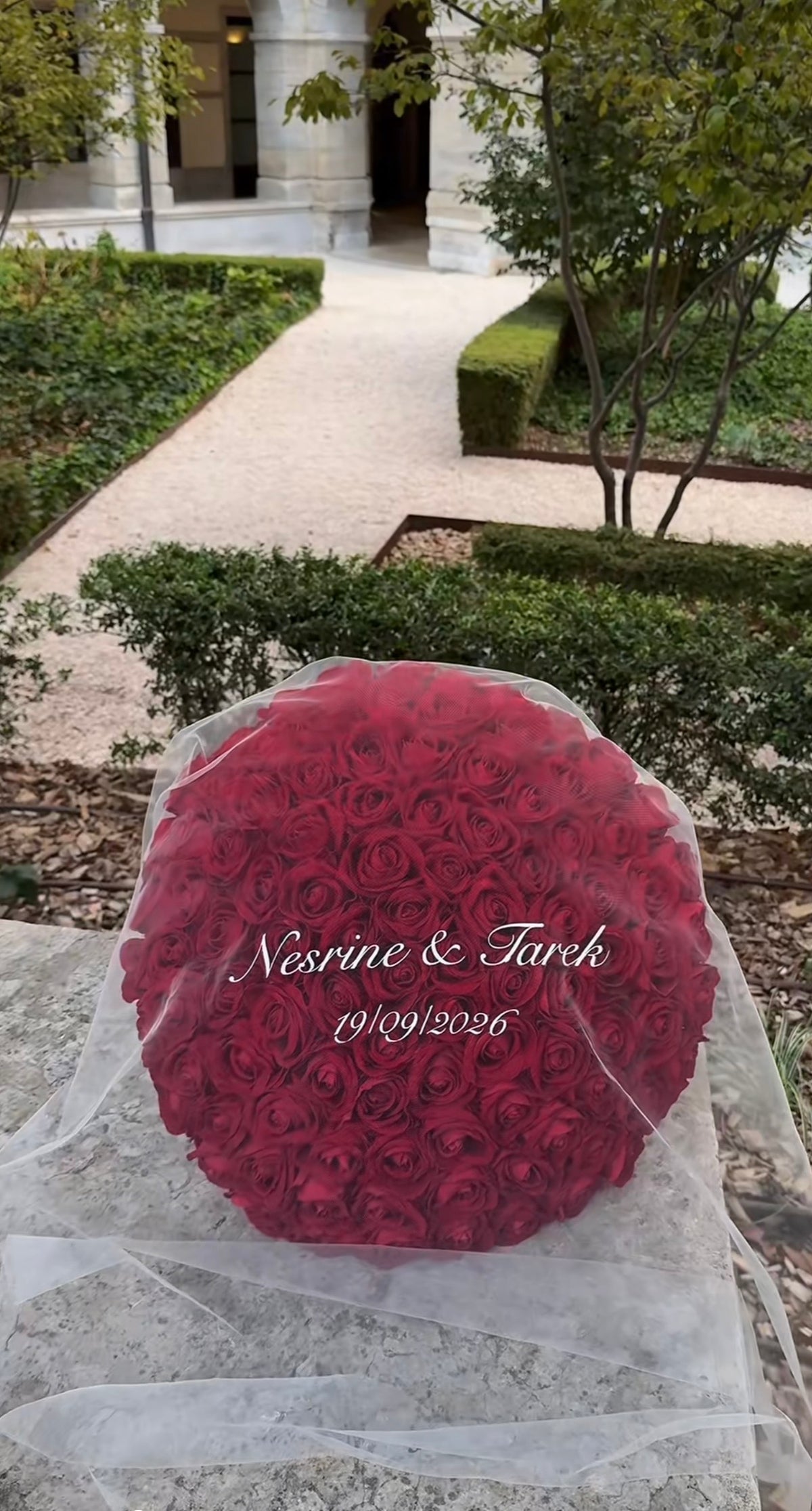Bouquet JANNA de roses rouges fraîches avec message sur le tulle, dernière vue