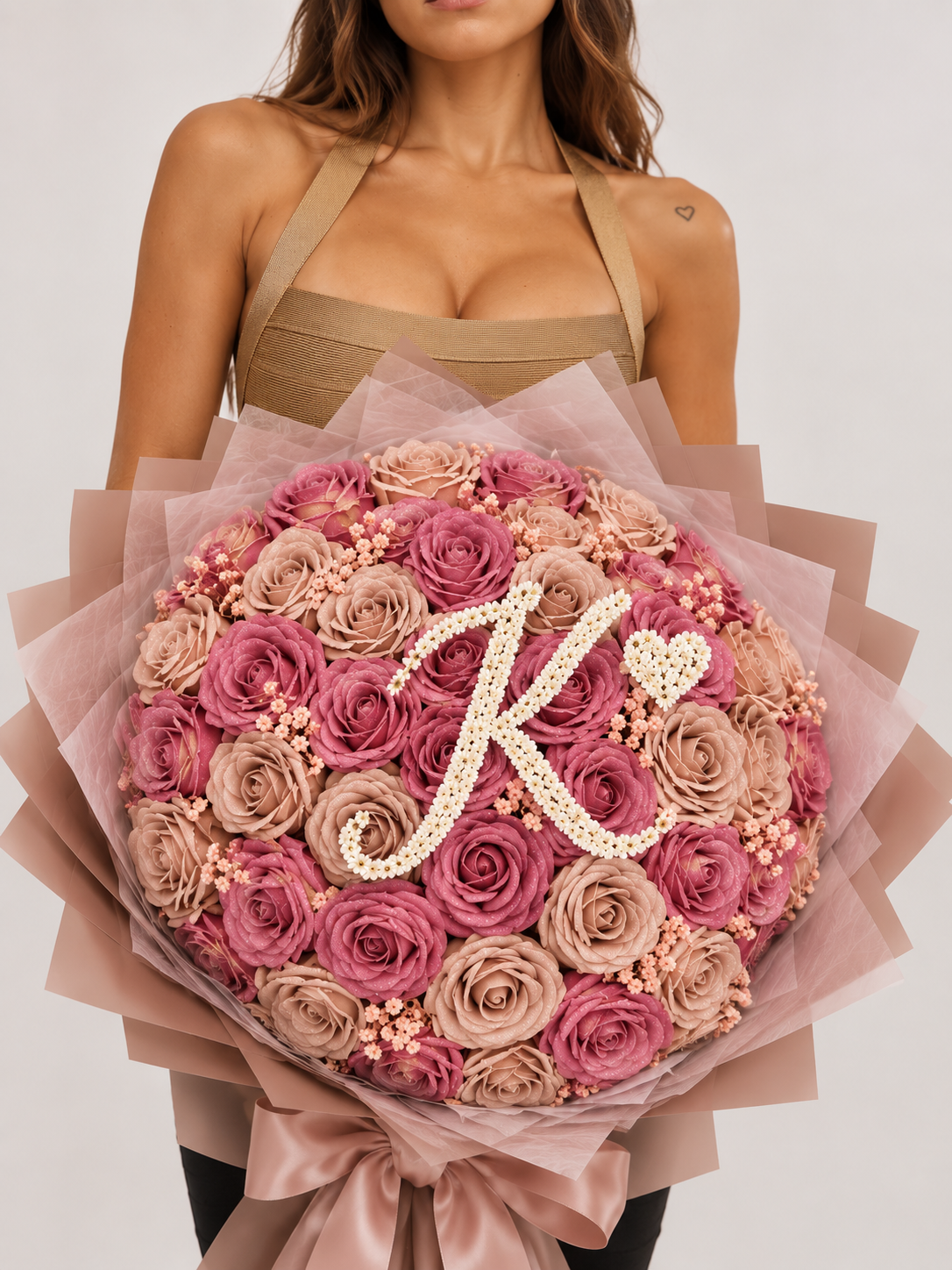 Bouquet JULIA de 50 roses éternelles rose et nude, vue de face portée