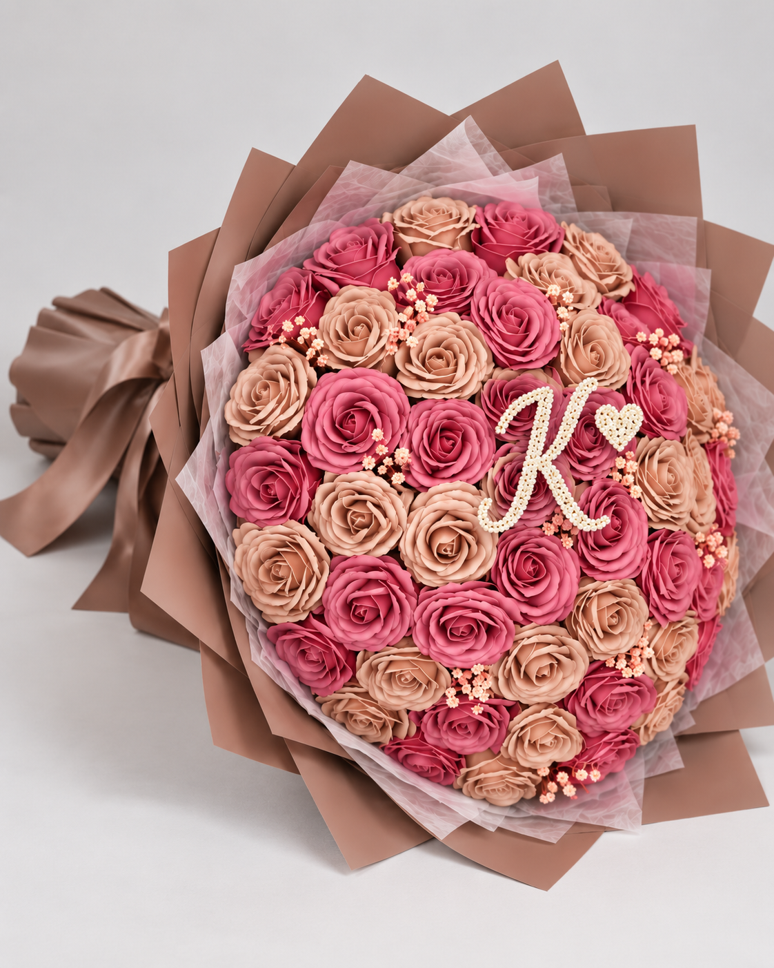 Bouquet JULIA de 50 roses éternelles rose et nude, vue de côté