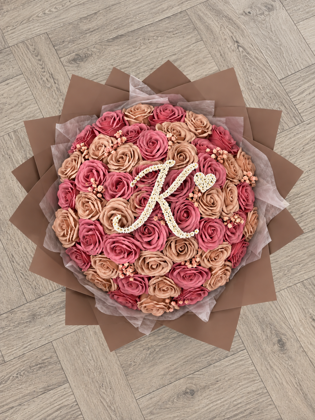Vue de dessus du bouquet JULIA de 50 roses éternelles rose et nude