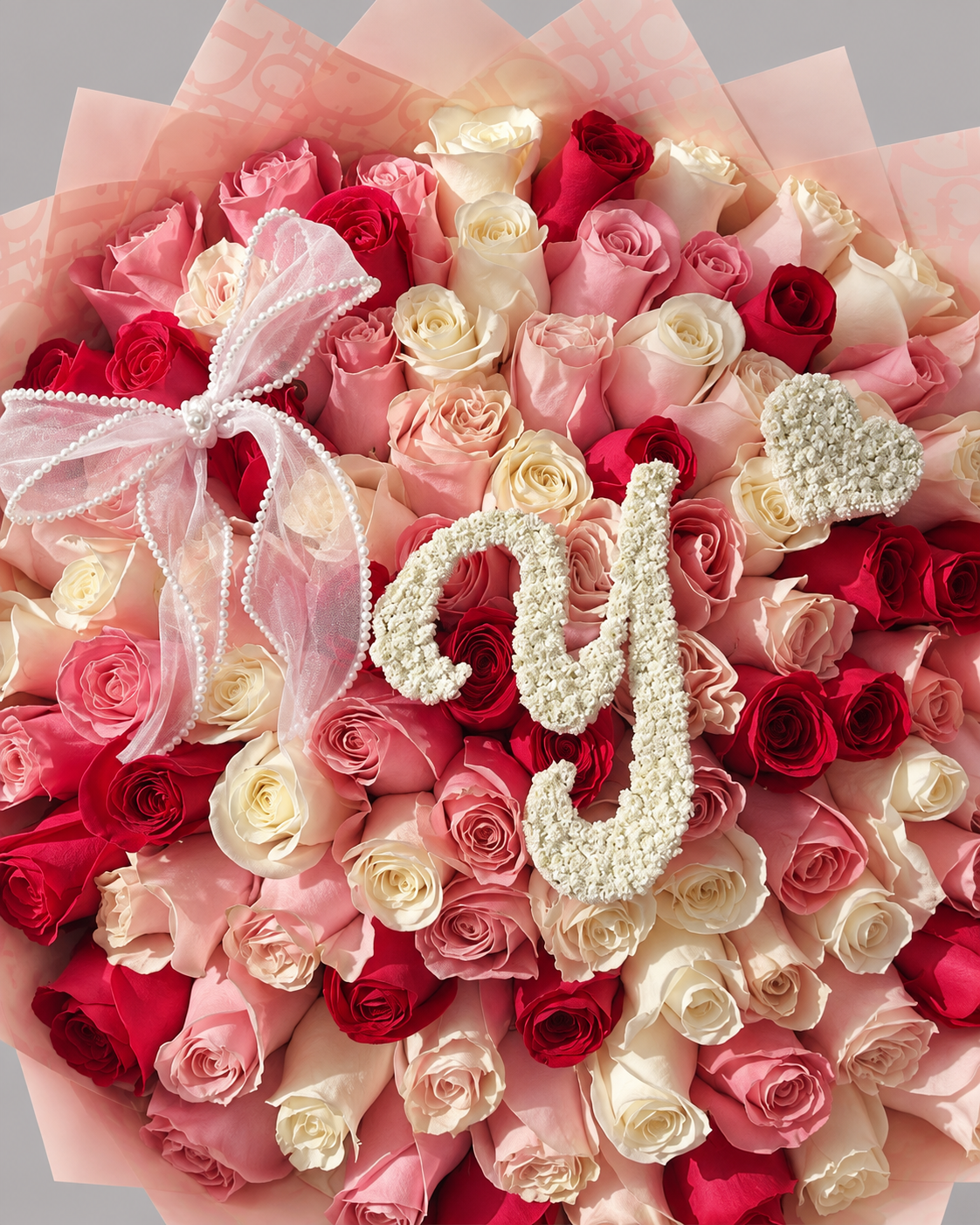 Gros plan sur la lettre décorative, le cœur et les roses du bouquet Juliette