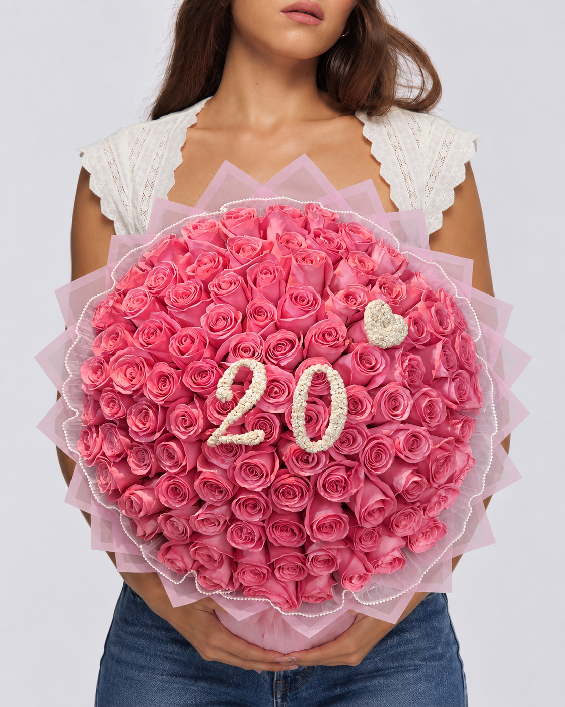 Bouquet Kikky de roses roses avec chiffre 20 et petit cœur tenu dans les bras, vue de face