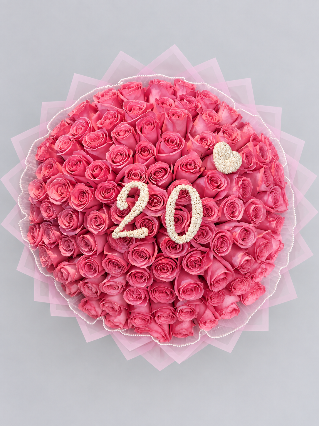 Bouquet Kikky de roses roses avec chiffre 20 et petit cœur, vu de dessus