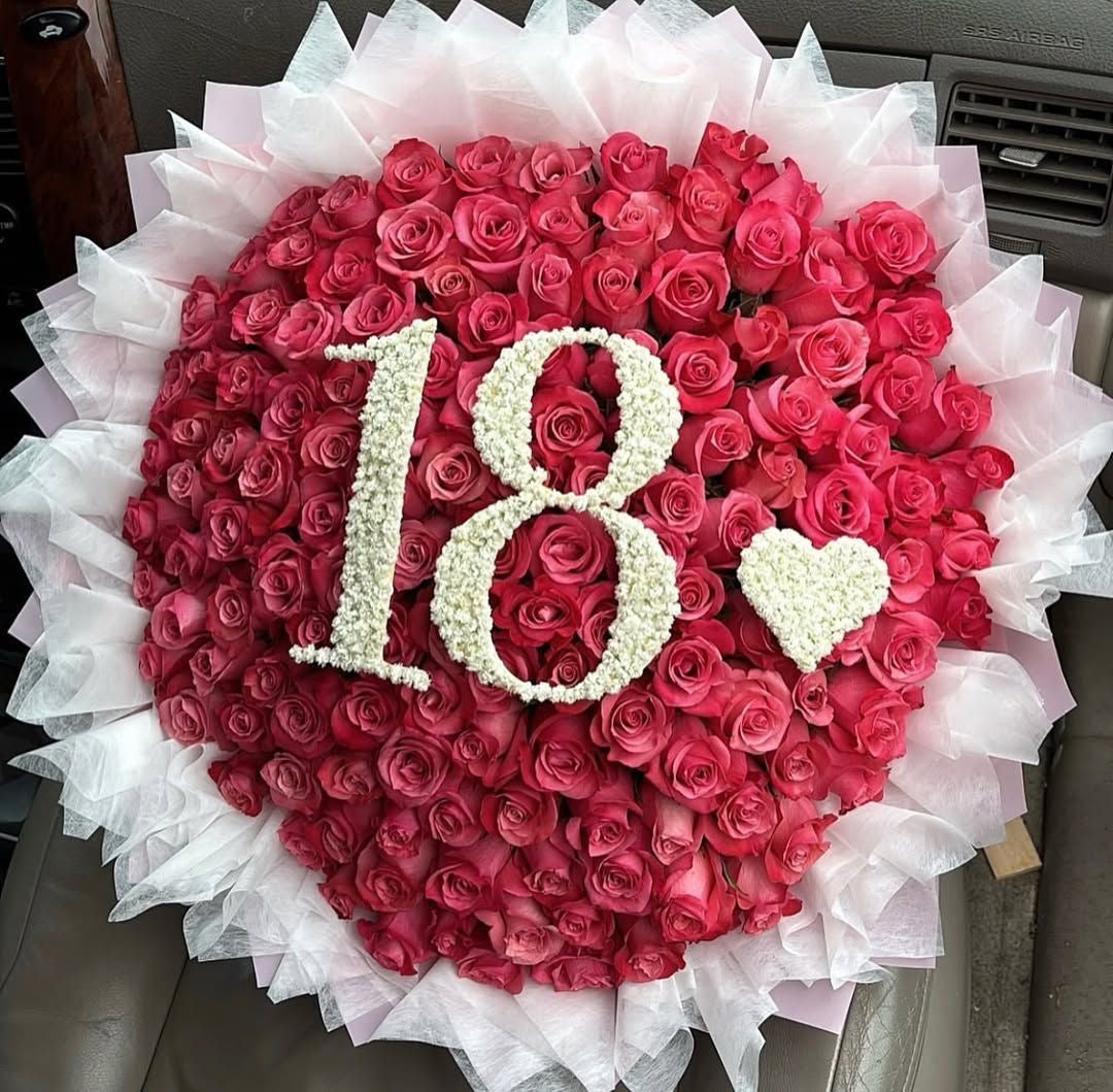Bouquet Kikky de roses roses avec chiffre 18 et cœur blanc, papier blanc