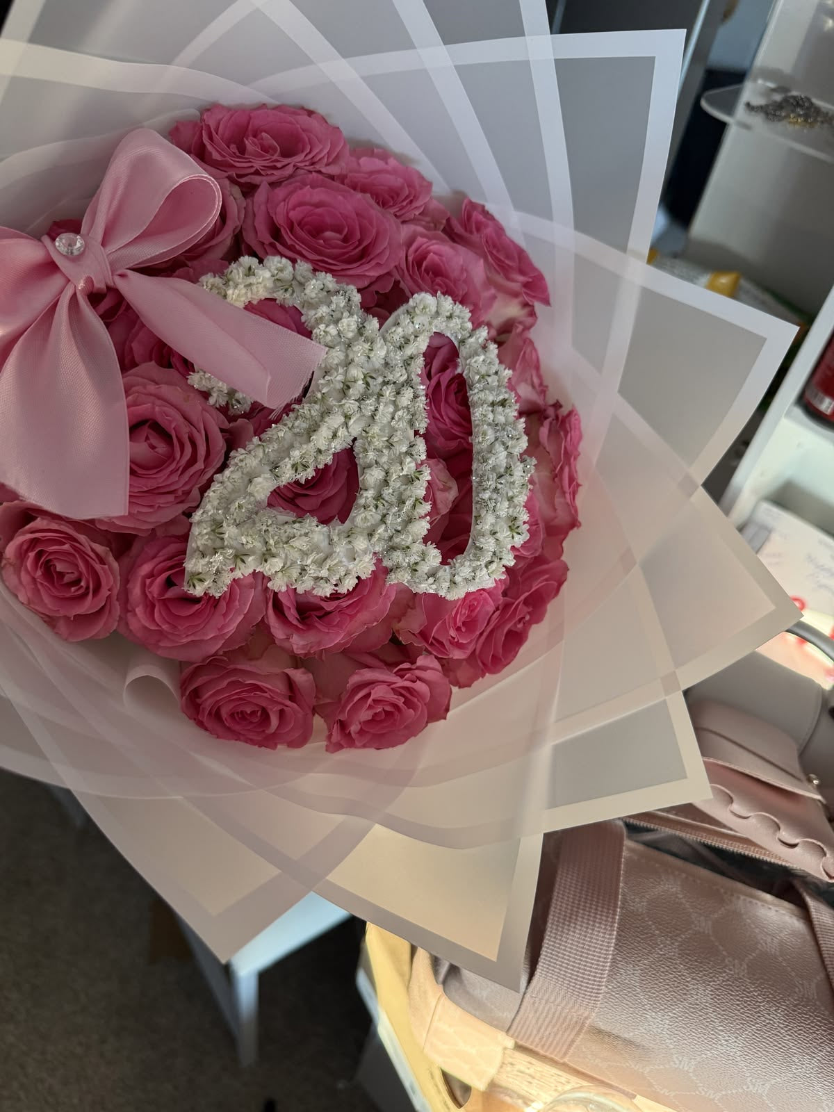 Bouquet Kikky de roses roses avec chiffre 20 en gypsophile et nœud rose