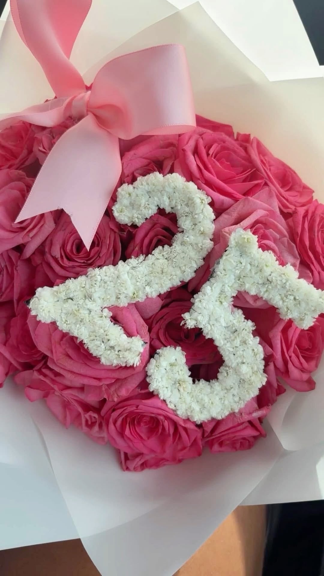 Bouquet Kikky de roses roses avec chiffre 25 en gypsophile et nœud rose