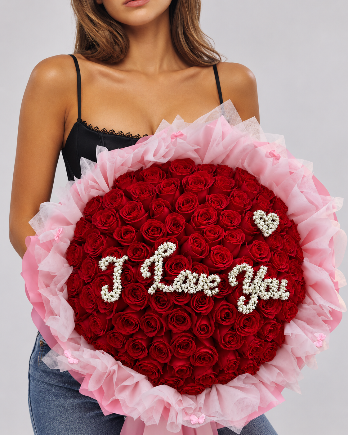 Bouquet Lara de 50 roses rouges fraîches avec message I Love You, porté par une femme