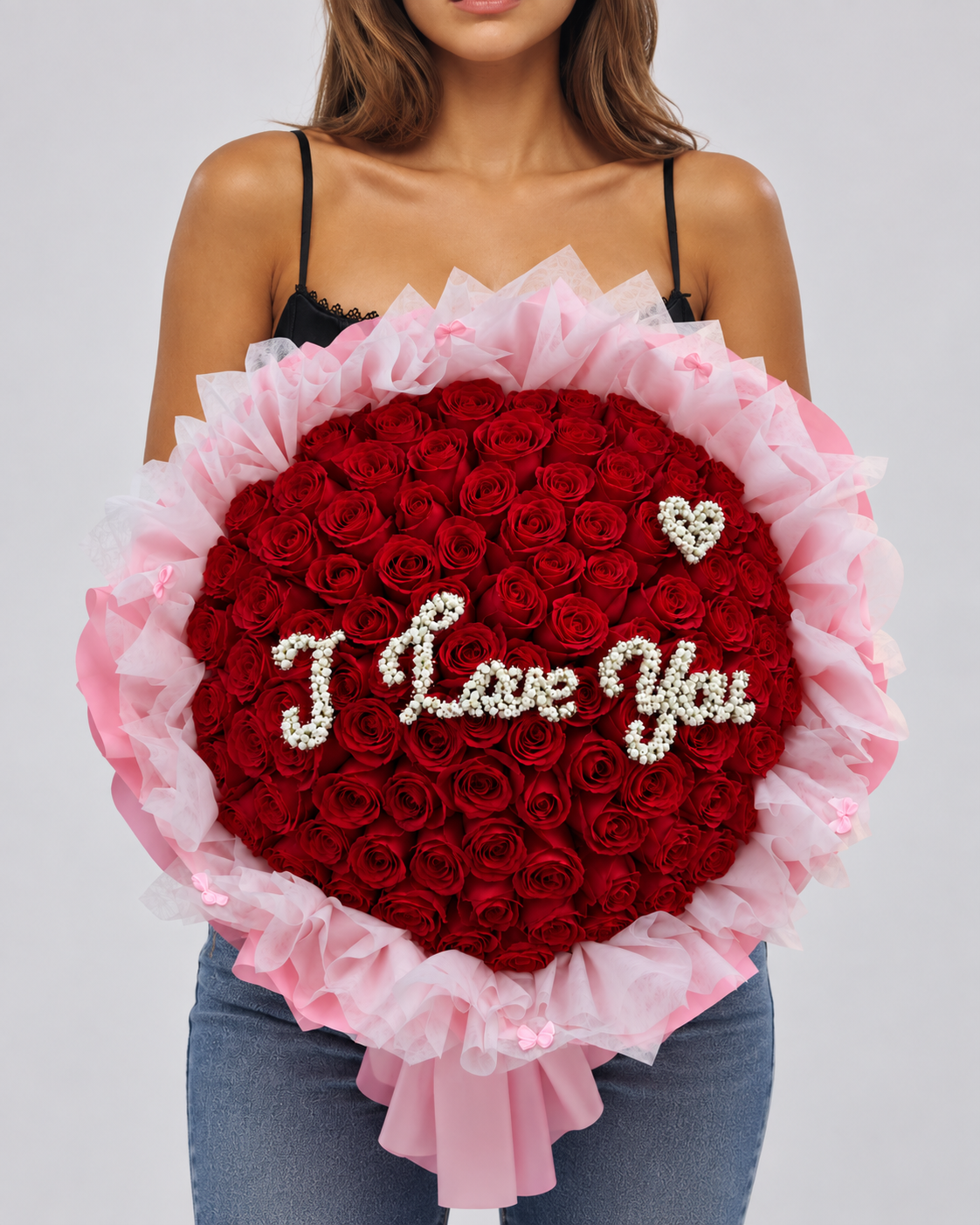 Bouquet Lara de roses rouges et message I Love You tenu dans les bras, vue de face