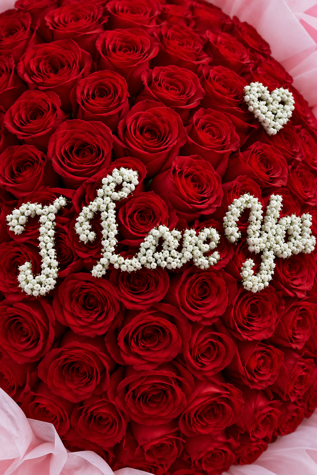 Gros plan sur le message I Love You et le cœur du bouquet Lara