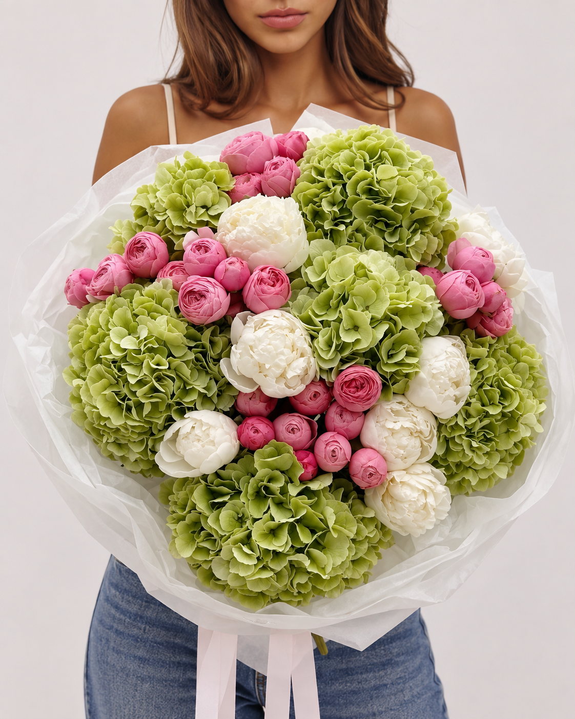 LOUISE, bouquet d'hortensias verts et pivoines fraîches roses et blanches, tenu à la main