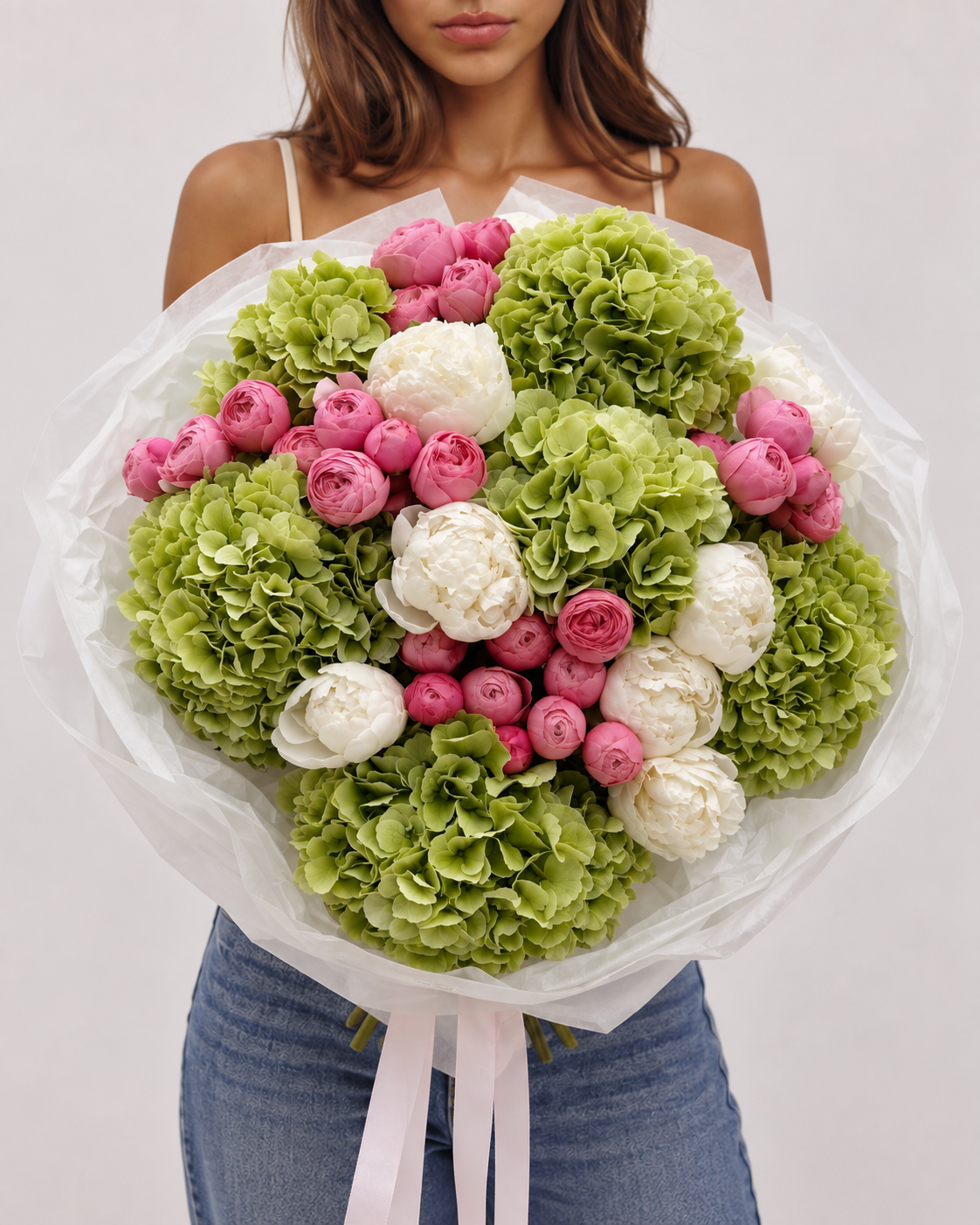 Bouquet LOUISE d'hortensias verts et pivoines, vue de face portée