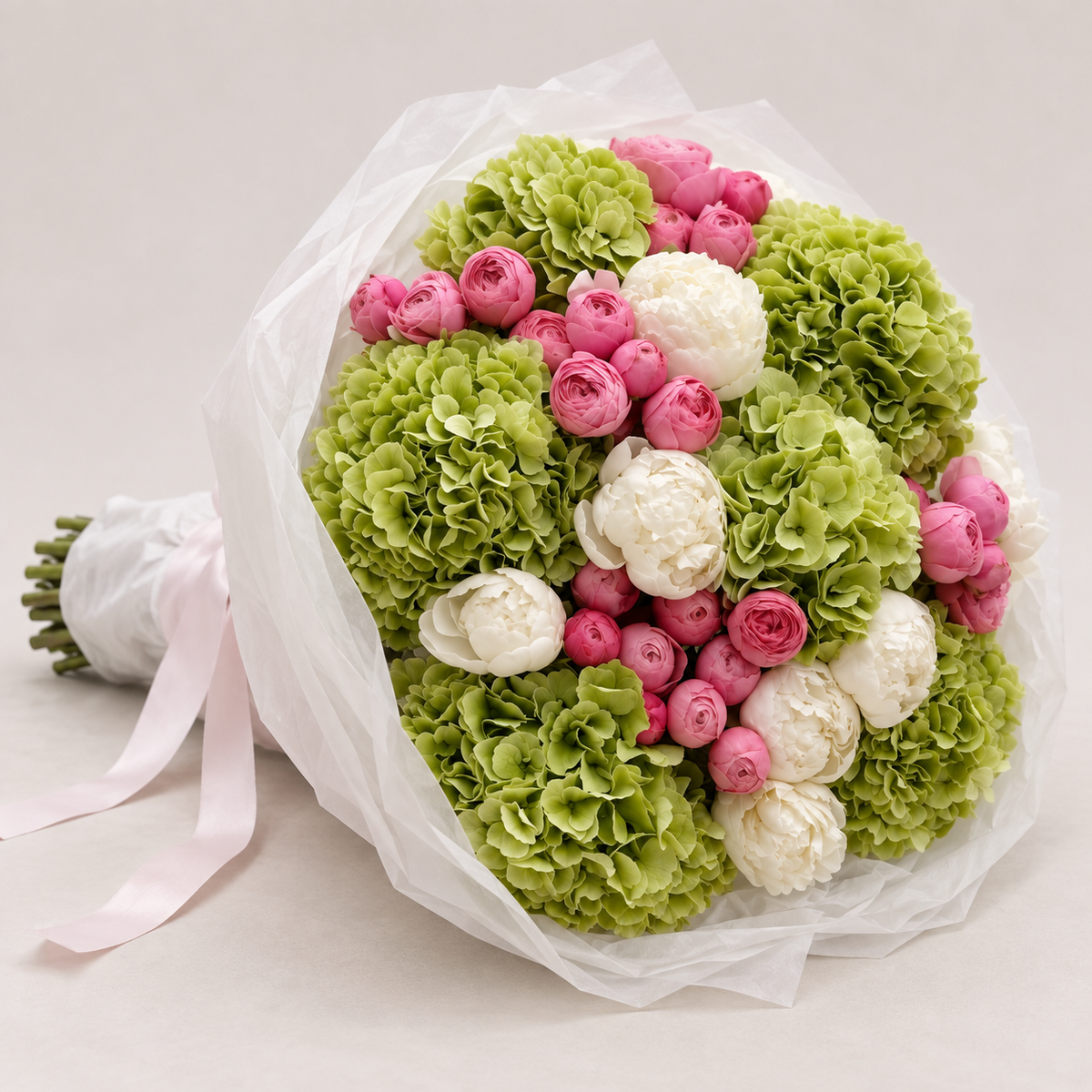 Bouquet LOUISE d'hortensias verts et pivoines, vue de côté