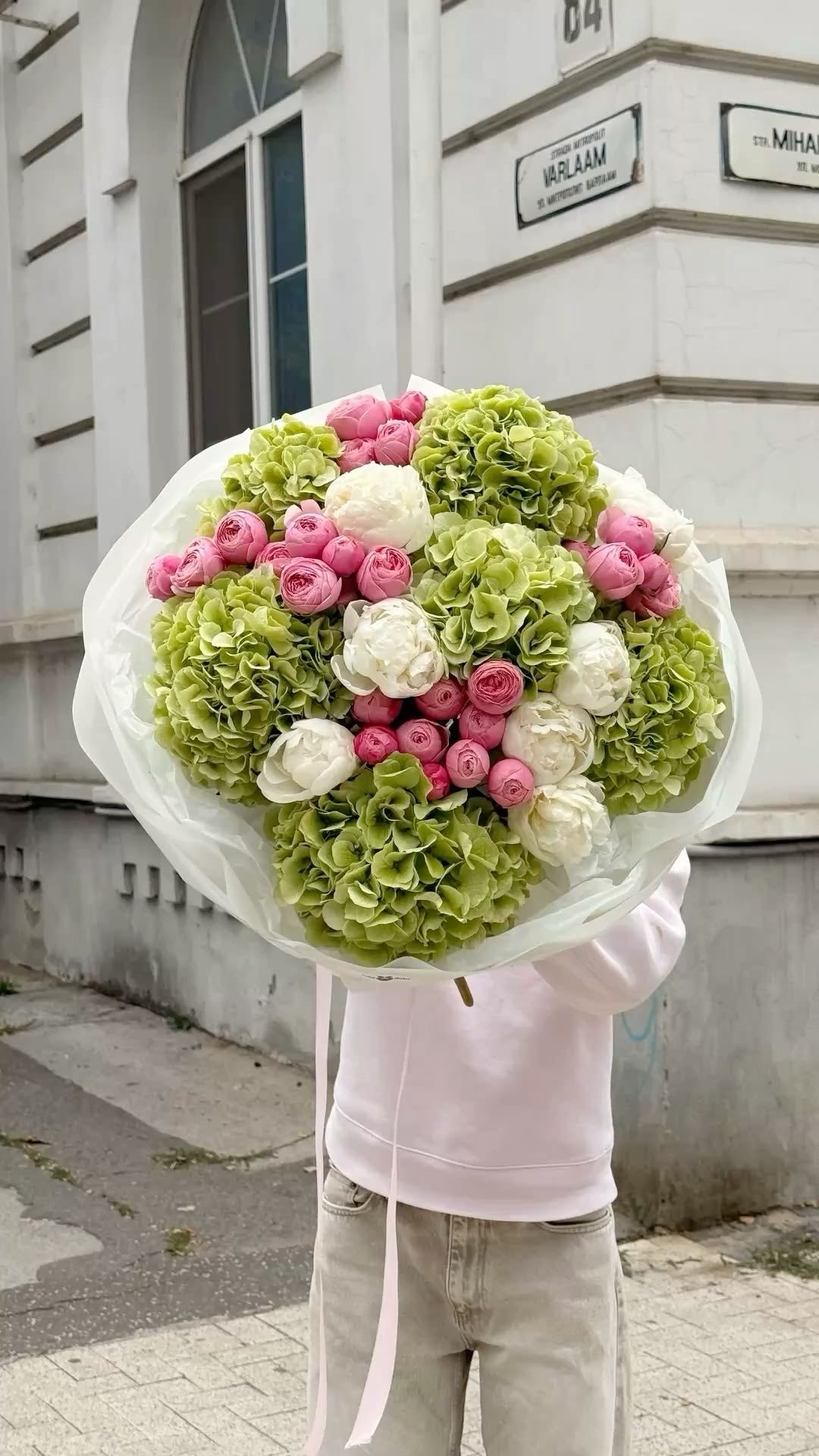 Bouquet LOUISE d'hortensias verts et pivoines fraîches, photo réelle