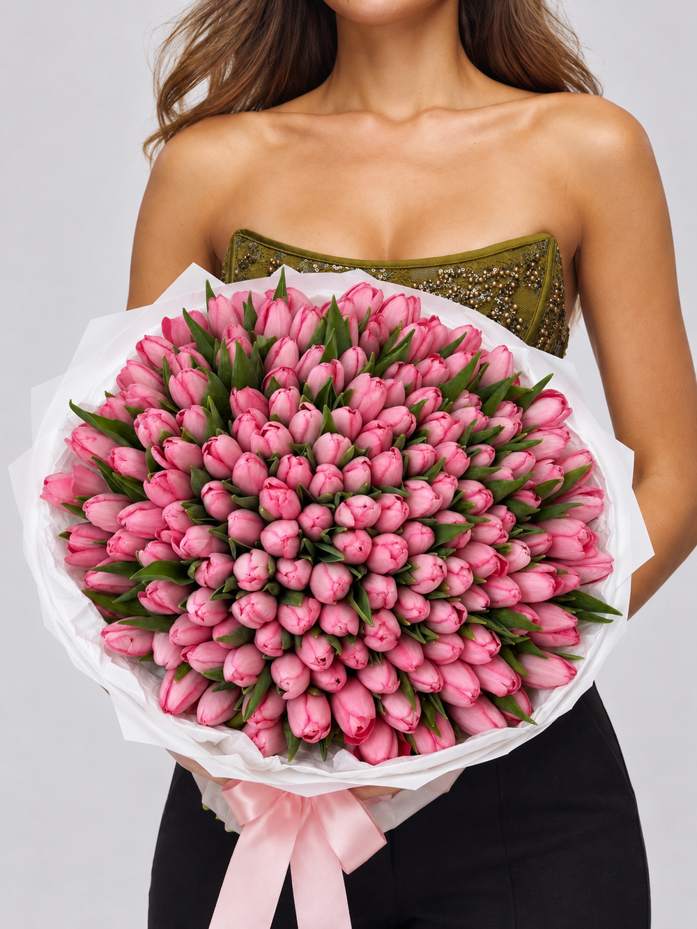 LUNA, bouquet de tulipes roses fraîches, tenu à la main