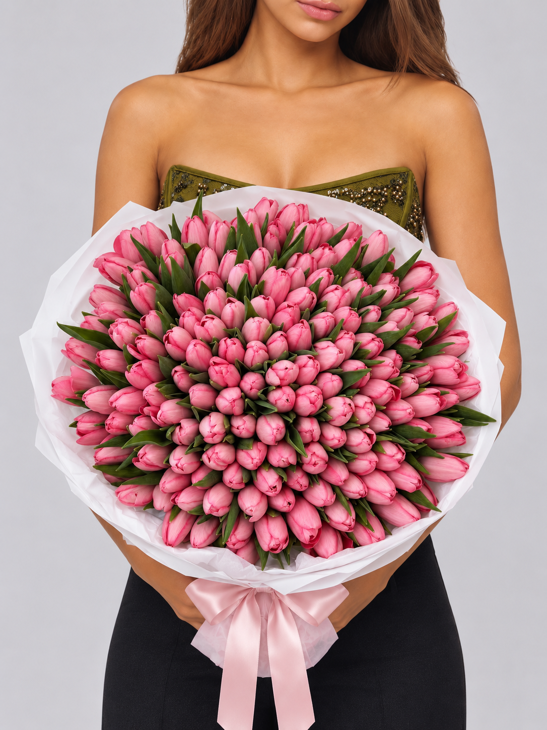 Bouquet LUNA de tulipes roses, vue de face portée