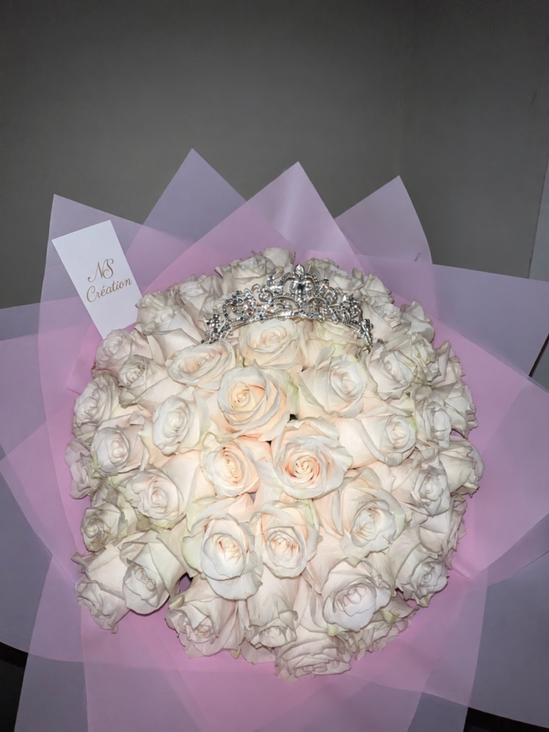 Bouquet Lyra de roses blanches fraîches avec diadème, papier rose et lilas