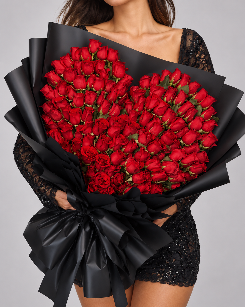 Bouquet Madame de roses rouges fraîches en forme de cœur, papier noir, porté par une femme