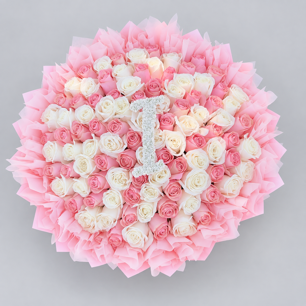 Grand bouquet Mademoiselle de roses blanches et roses fraîches avec chiffre, vu de dessus