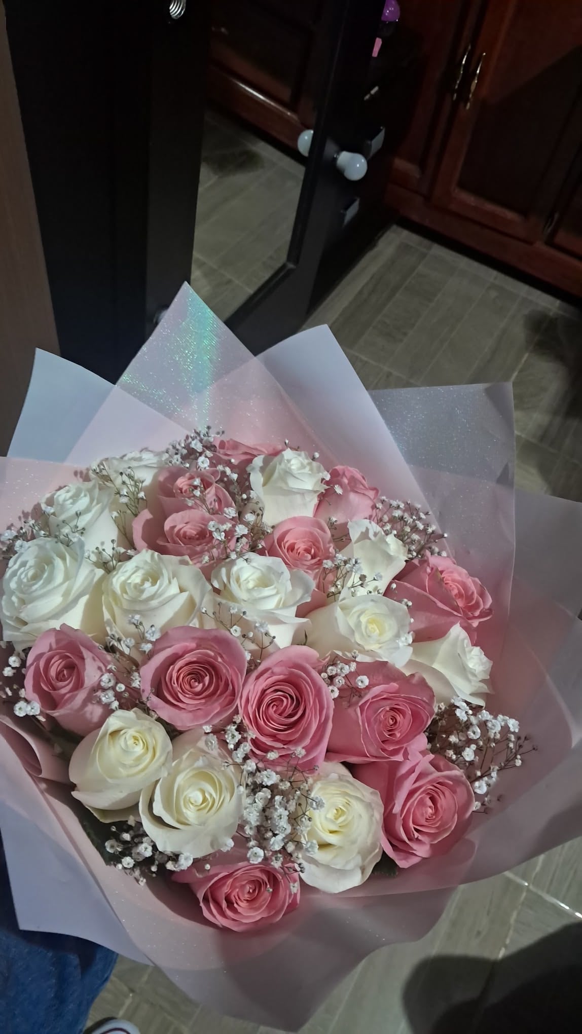 Bouquet Mademoiselle de roses blanches et roses fraîches avec gypsophile, papier blanc