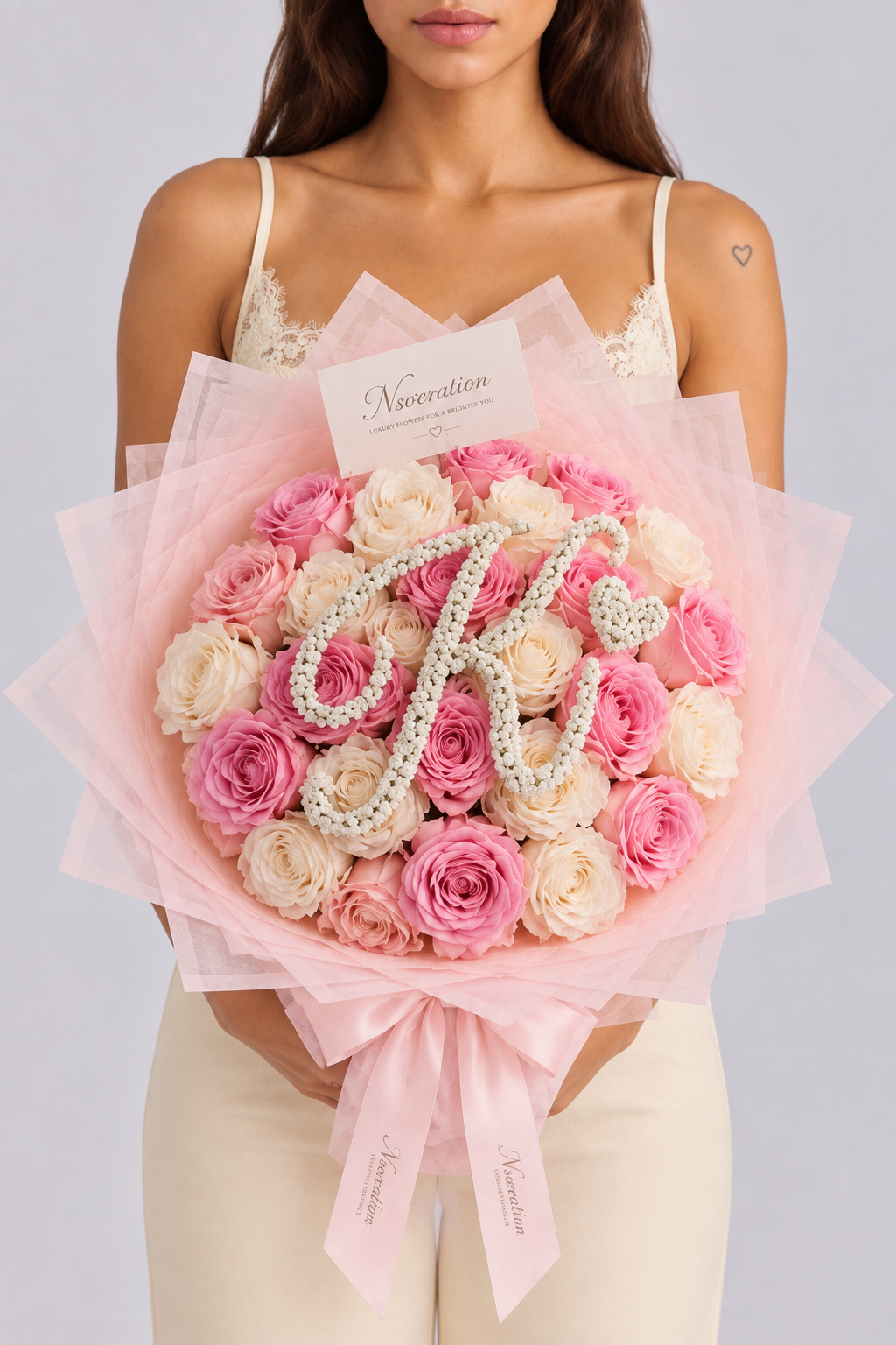Bouquet Mademoiselle de roses blanches et roses fraîches, vue de face avec lettre M en gypsophile