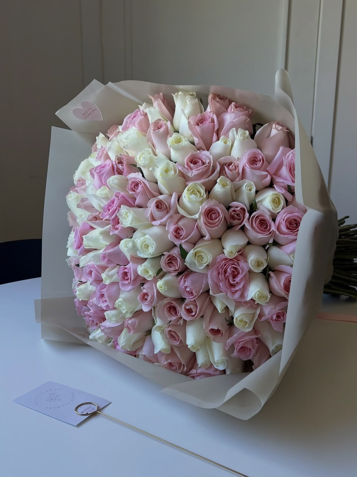 Grand bouquet Mademoiselle de roses blanches et roses fraîches, papier kraft