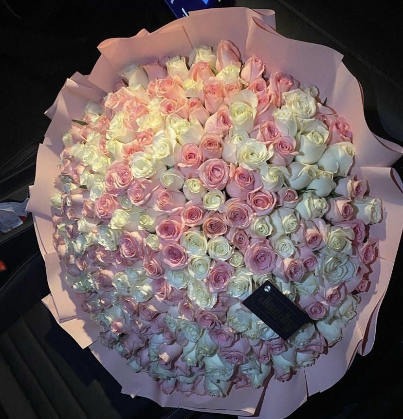 Très grand bouquet Mademoiselle de roses blanches et roses fraîches avec carton, vu de nuit