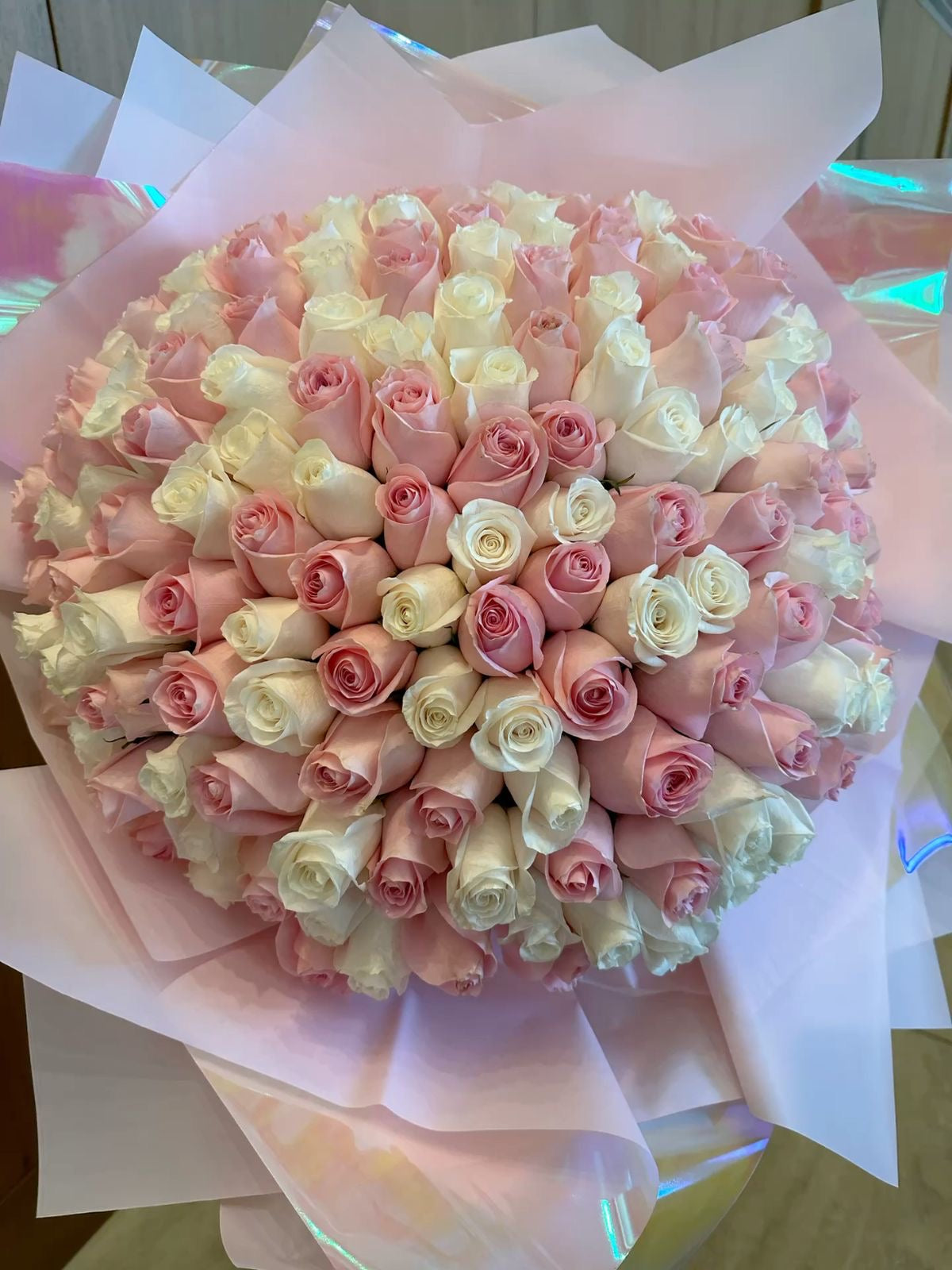 Bouquet Mademoiselle d'environ 100 roses blanches et roses fraîches, papier rose et blanc
