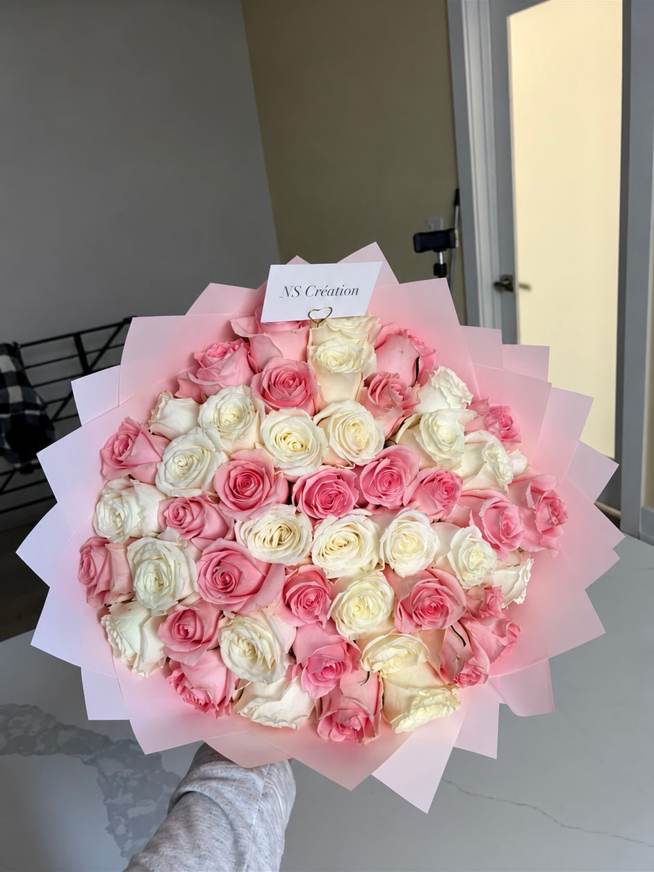 Bouquet Mademoiselle de roses blanches et roses fraîches avec carton, papier rose et blanc