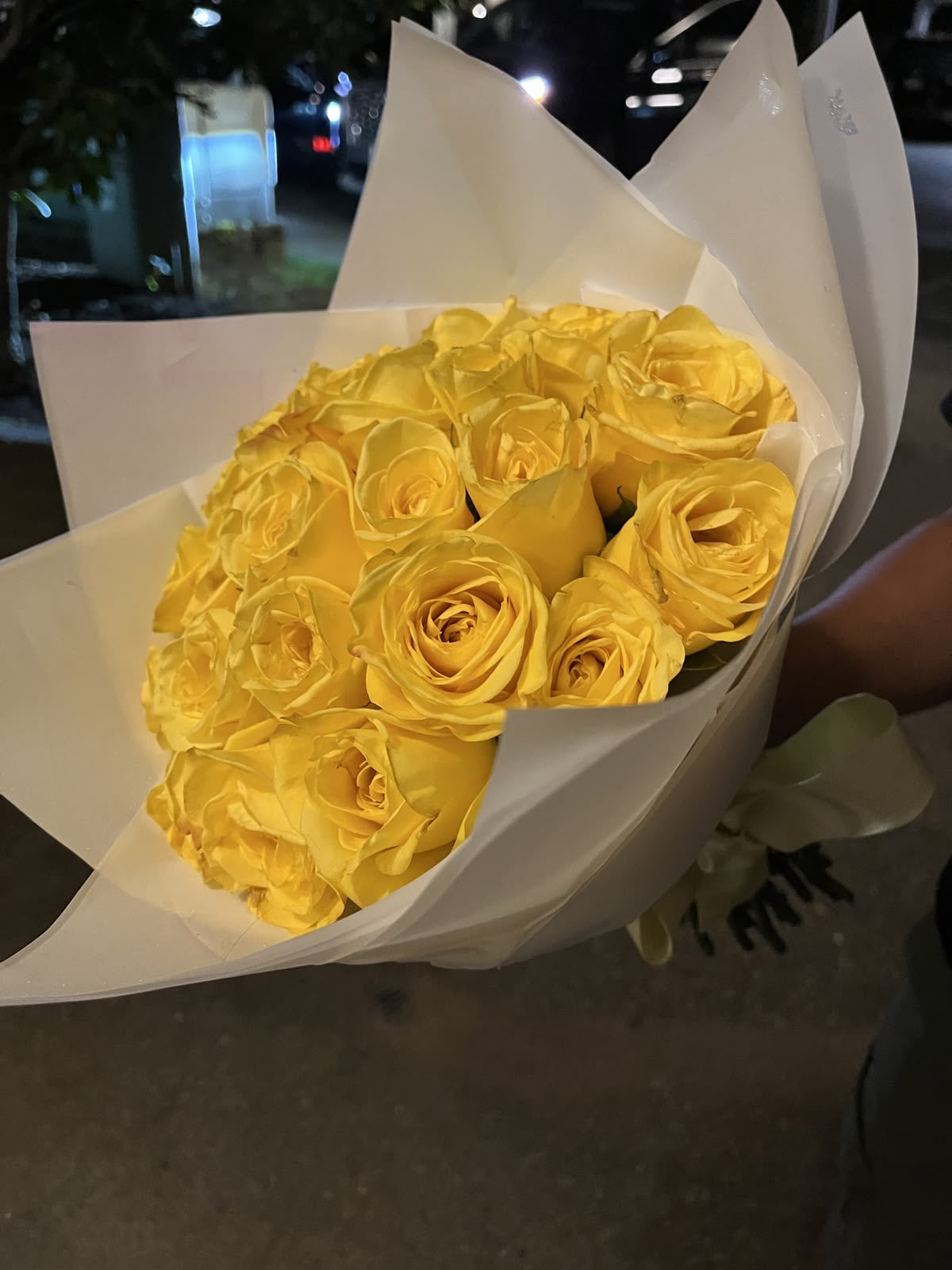 Bouquet Mia de roses jaunes fraîches sans lettre dans un papier blanc