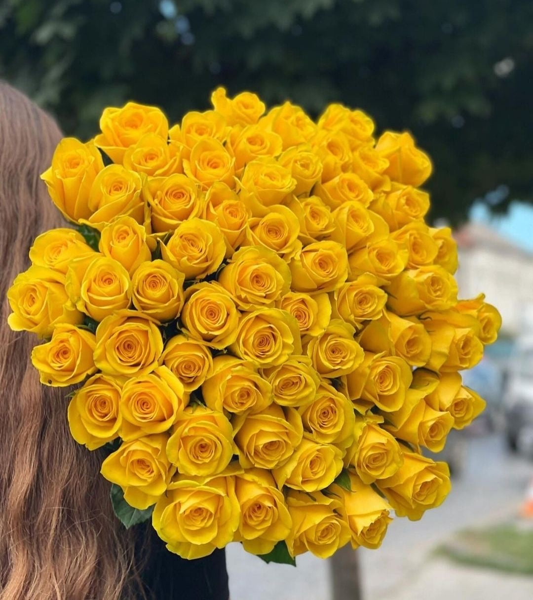 Bouquet Mia de roses jaunes fraîches porté dans le dos, sans lettre
