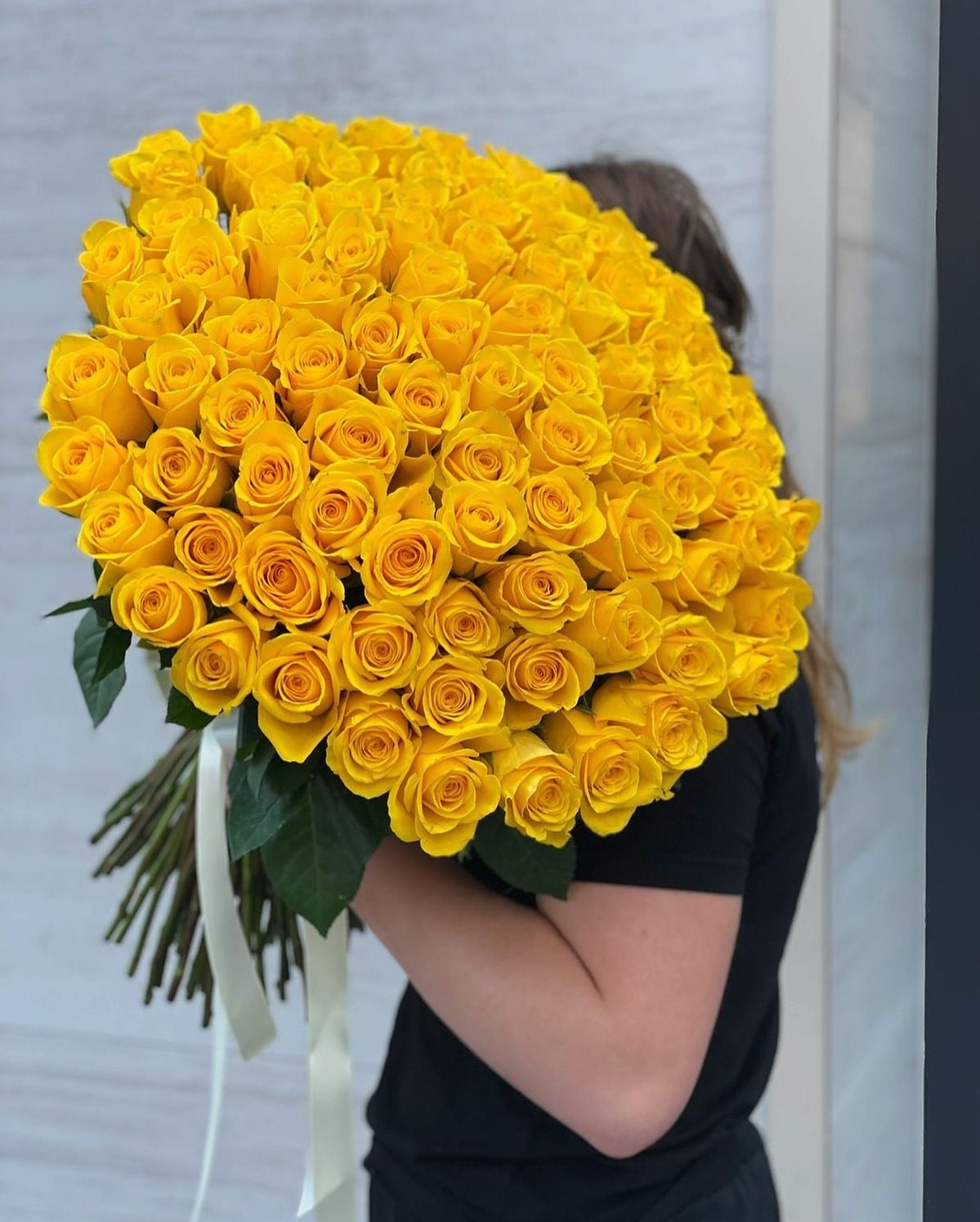 Gros bouquet Mia de roses jaunes fraîches à tiges longues, sans lettre