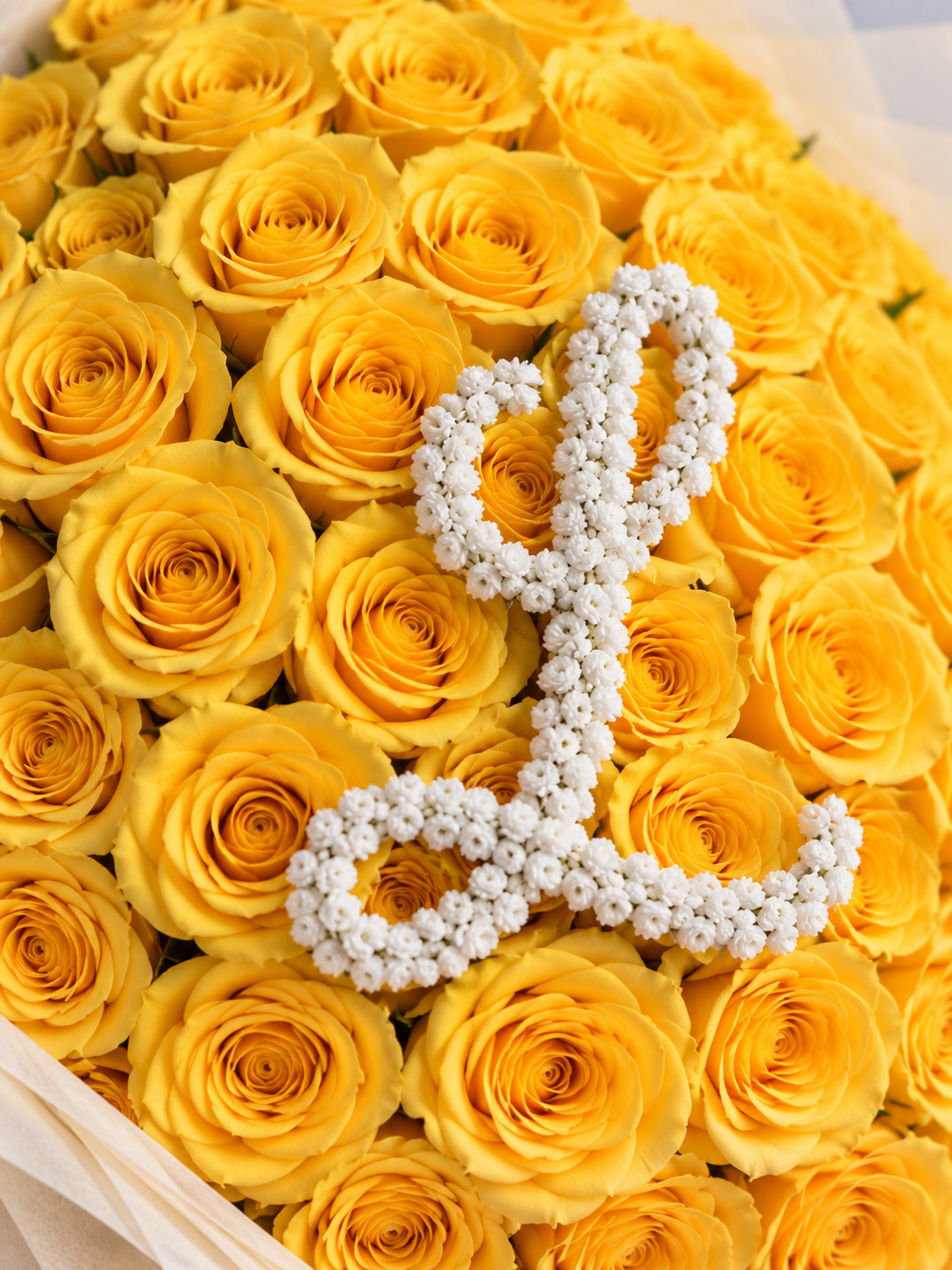 Gros plan sur la lettre L et les roses jaunes du bouquet Mia