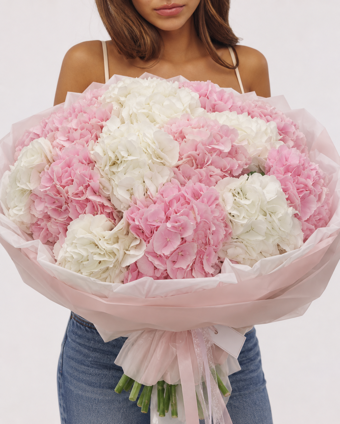 MILLA, bouquet d'hortensias frais roses et blancs, tenu à la main
