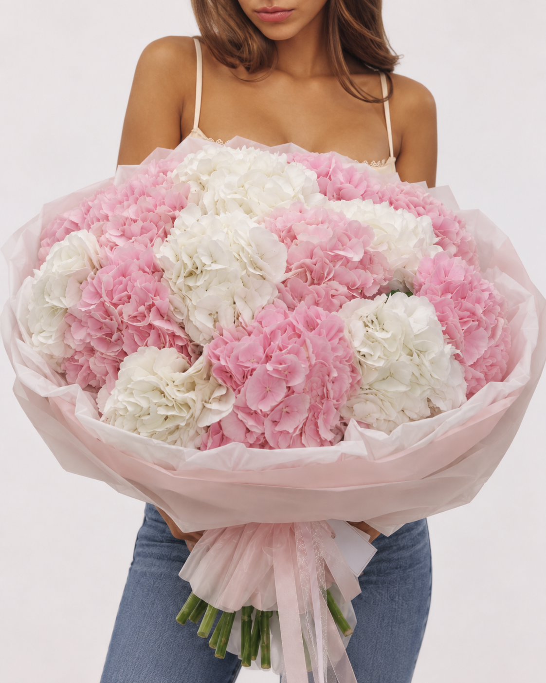 Bouquet MILLA d'hortensias roses et blancs, vue de face portée