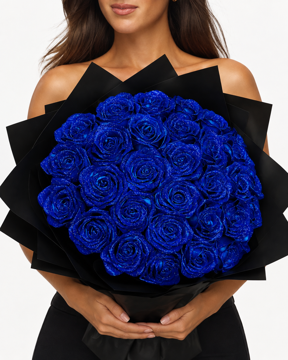 MILLE ET UNE NUIT, bouquet de 50 roses éternelles bleu roi avec emballage noir, tenu à la main