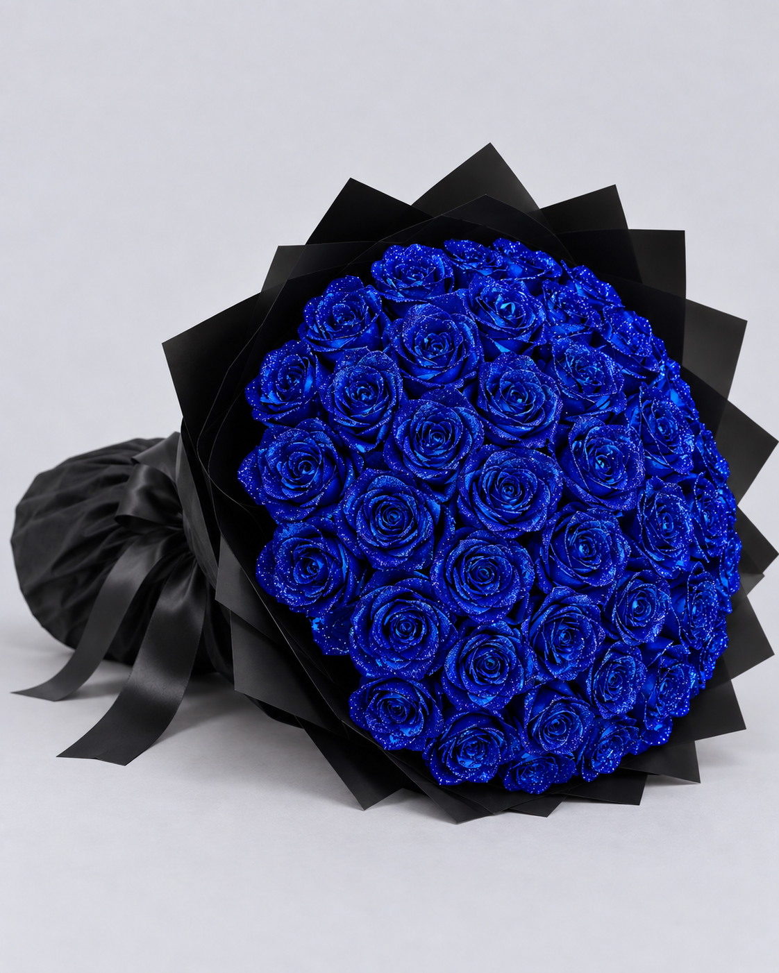 Bouquet MILLE ET UNE NUIT de 50 roses éternelles bleu roi, vue de côté avec ruban noir