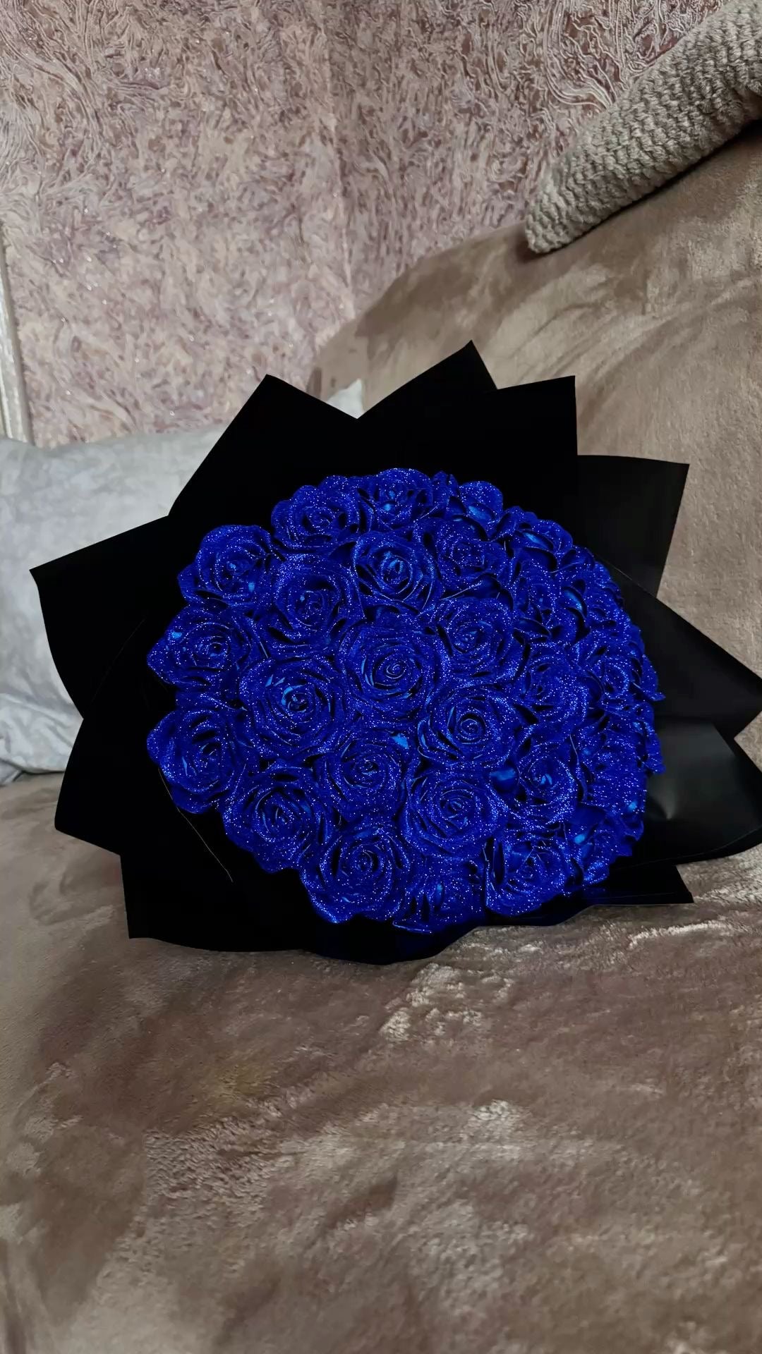 Bouquet MILLE ET UNE NUIT de roses éternelles bleu roi, photo réelle