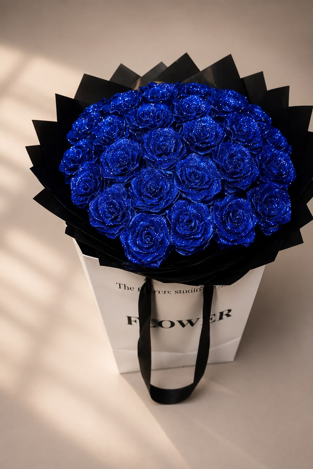 Bouquet MILLE ET UNE NUIT de 50 roses éternelles bleu roi, photo réelle