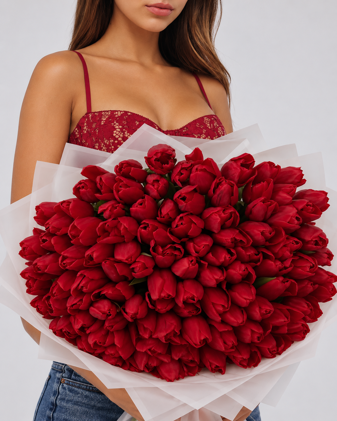 Bouquet Mira de tulipes rouges tenu dans les bras, vue de face rapprochée