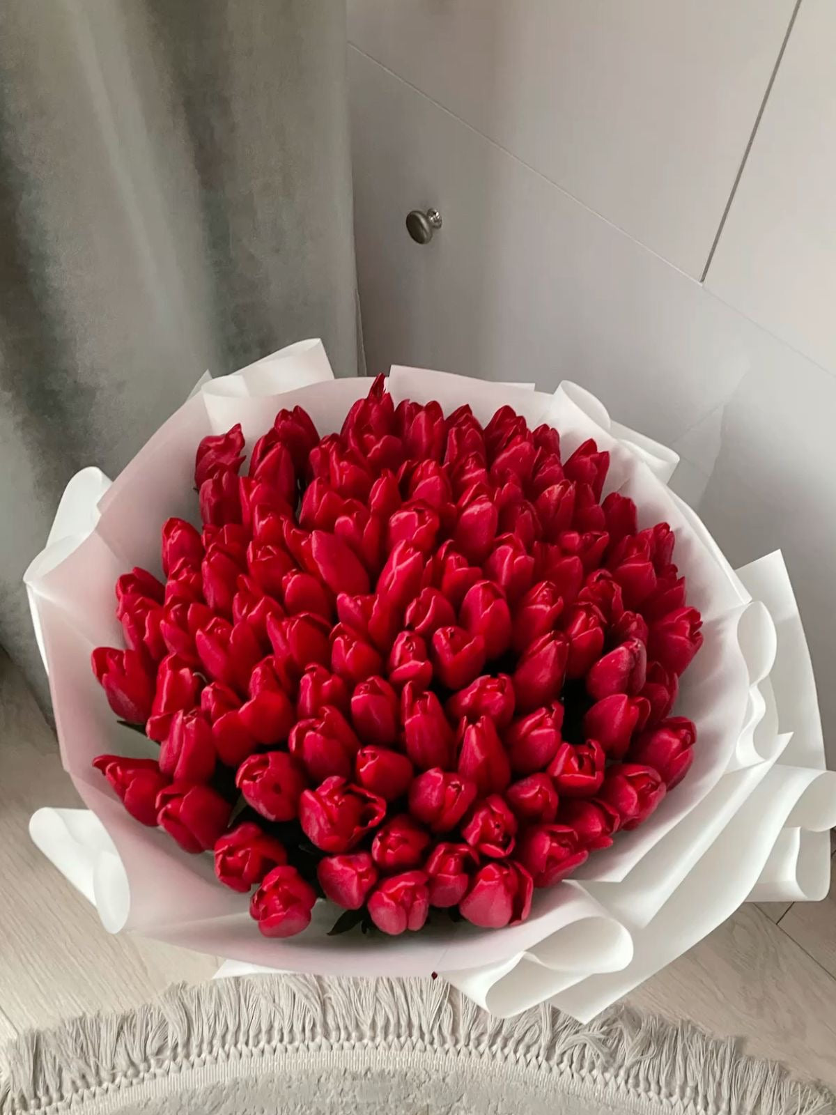 Bouquet Mira de tulipes rouges dans un papier blanc, vue d'ensemble
