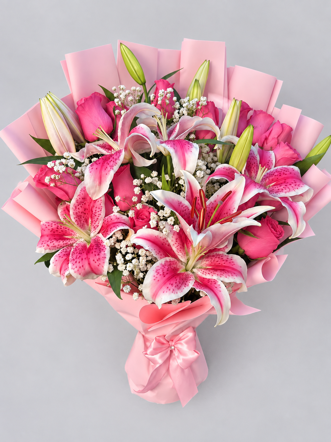 Bouquet Muse de lys roses et gypsophile vu de dessus