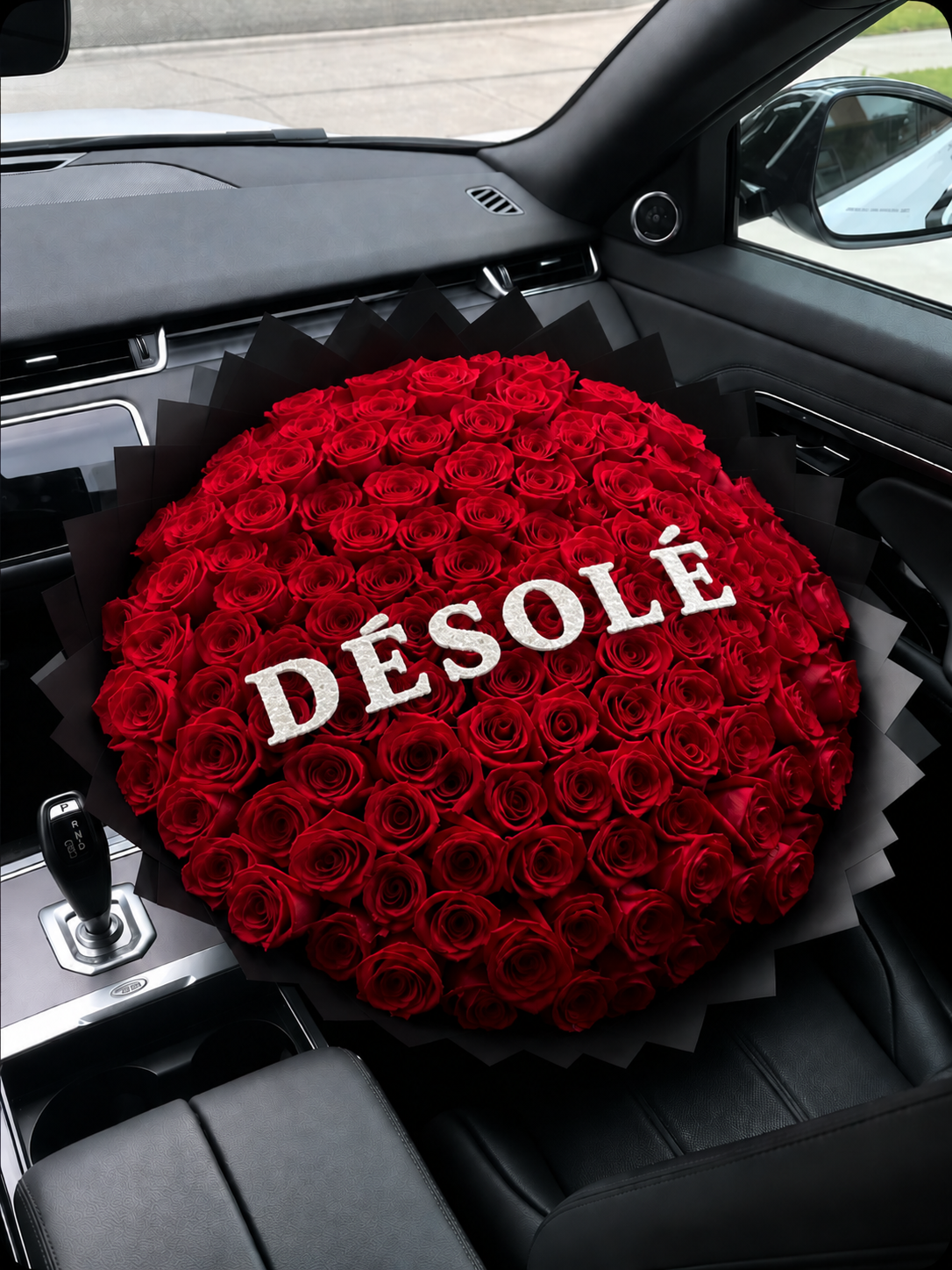 Bouquet NESSA de roses éternelles rouges avec le message Désolé en lettres pailletées